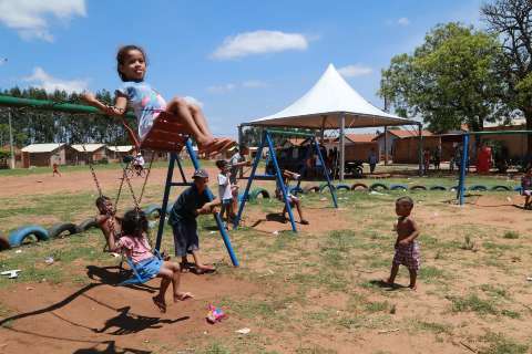 Dia das Crianças na favela expõe que carência também é de espaço para brincar