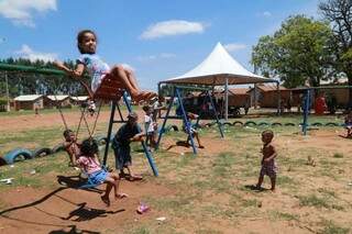 Crianças brincam em balanços instalados em área no Dom Antônio Barbosa. (Foto: Kísie Ainoã)