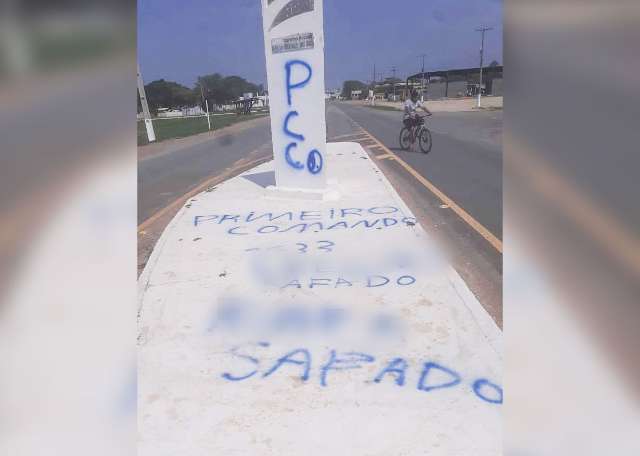 Em picha&ccedil;&otilde;es, PMs s&atilde;o amea&ccedil;ados pelo PCC em cidade de fronteira