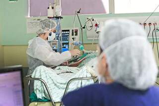 Paciente internado em UTI Covid, no Hospital Regional. (Foto: Arquivo/Saul Shcramm)