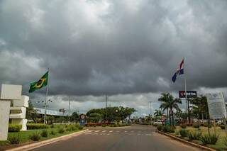 Fronteira seca entre Brasil e Paraguai, por meio de Ponta Porã. (Foto: Marcos Maluf)