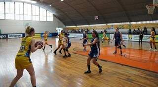Equipe do basquete feminino de MS em disputa em Brasília (Foto: Divulgação)