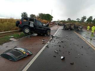 Acidente com óbito envolvendo viatura da PRF e Jeep Cherokee em Rio Verde (Foto: Sidney Assis)