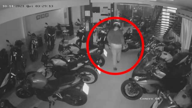Em 3 minutos, ladr&atilde;o invade loja de motos e deixa preju&iacute;zo de R$ 20 mil