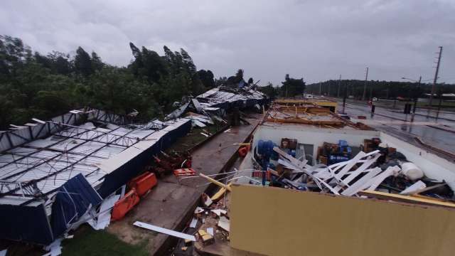 Vento arranca telhado e derruba torre de delegacia da PRF em Dourados 