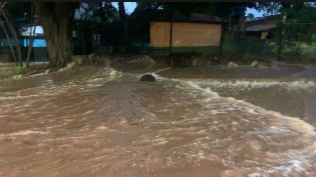 Chuva causa alagamento e &quot;trava&quot; tr&acirc;nsito na Chaadi Scaff