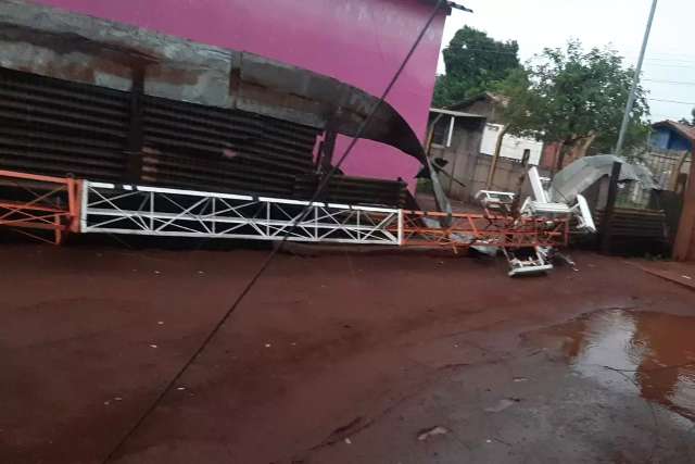 Temporal causa estragos no S&atilde;o Conrado e derruba at&eacute; torre de internet