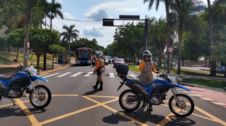 Agentes de trânsito em avenida da Capital. (Foto: Divulgação/Prefeitura de Campo Grande)