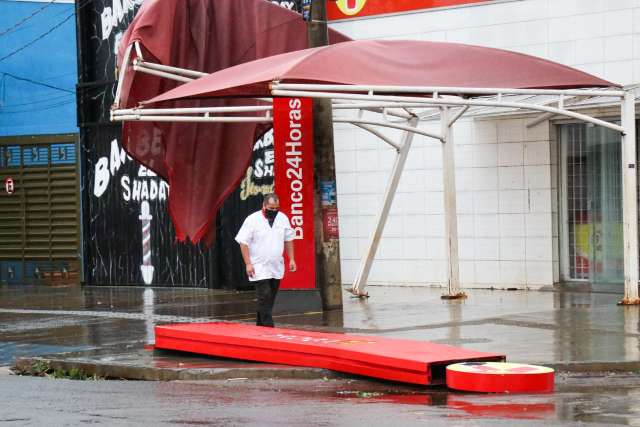 Comerciantes contabilizam preju&iacute;zos e atendem em meio aos estragos da chuva