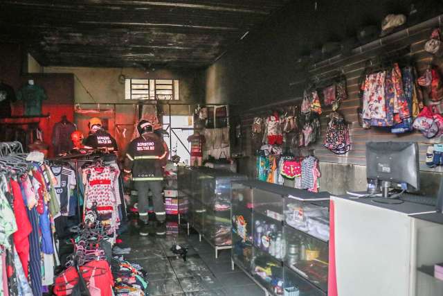 Durante chuva, vizinhos reparam em fuma&ccedil;a e alertam para inc&ecirc;ndio em loja
