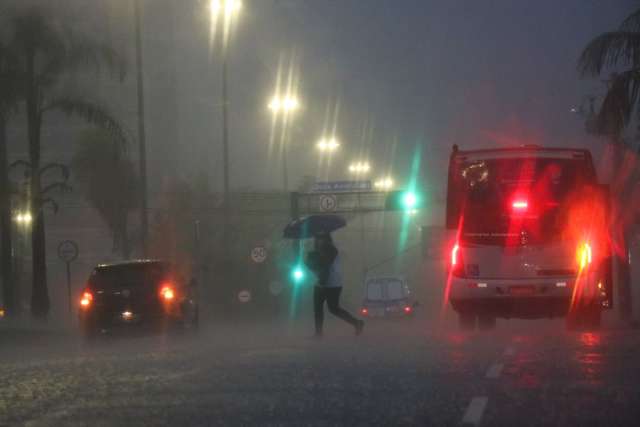 Capital acumula volume de 13 mil&iacute;metros em 1h e previs&atilde;o &eacute; de mais chuva