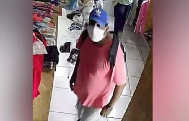 Depois de virar c&acirc;meras na rua, ladr&atilde;o invade lanchonete e furta televis&otilde;es