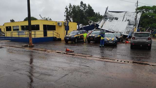 Temporal derrubou torre sobre casa e danificou tr&ecirc;s viaturas da PRF