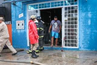 Provável causa de incêndio em loja de roupas foi curto-circuito. (Foto: Henrique Kawaminami)