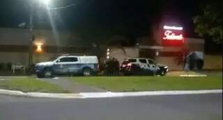 Movimentação de policais militares em frente ao motel. (Foto: Direto das Ruas)