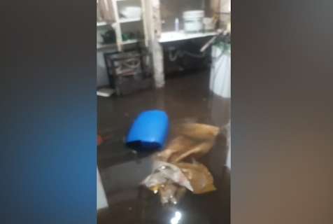 Chuva forte alaga casas no Tiradentes e moradora passa mal 