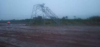 Uma torre de telecomunicações ficou entortada e caiu em Itaquiraí. (Foto: Direto das Ruas)