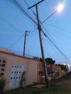 Poste só está em pé por conta dos fios de energia na Rua Boanerges Lopes. (Foto: Direto das Ruas)
