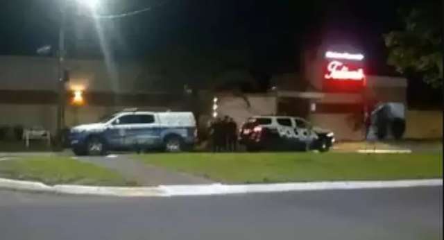 Pol&iacute;cia ca&ccedil;a pastor suspeito de esfaquear garota de programa em motel