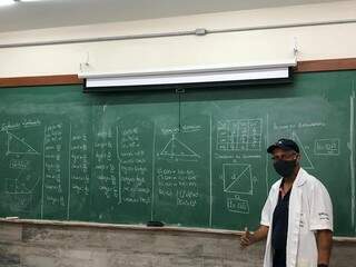 Professor Carlos dando aula de matemática durante a pandemia. (Foto: Arquivo Pessoal)