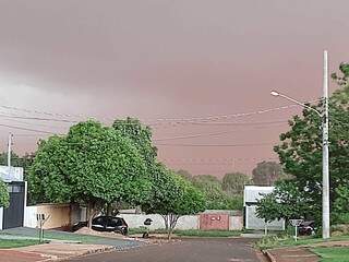 Nuvem de poeira cobre bairros da região sul de Dourados (Foto: Helio de Freitas)
