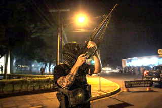 Policial vestido como bandido para simulação de invasão em agência bancária. (Foto: Marcos Maluf)