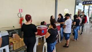 Fila para receber dose da vacina em supermercado da Capital. (Foto: PMCG)