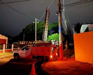 Eletricistas da Energisa restabelecendo energia na Rua Itápolis, no Jardim São Lourenço, um dos bairros afetados pela falta de energia. (Foto: Direto das Ruas) 