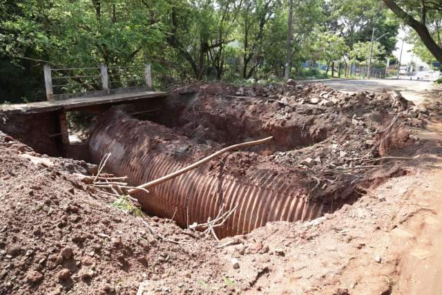 Ponte desmorona e fecha acesso a bairros e condom&iacute;nios no Estrela Dalva