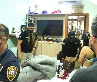 Policiais vasculharam cela onde traficante e namorada foram encontrados. (Foto: ABC Color)
