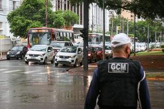 Guarda observa trânsito na avenida Afonso Pena, na Capital (Foto: Henrique Kawaminami)