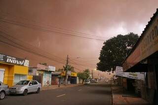 Tempestade de areia produziu imagens assustadoras em Campo Grande. (Foto: Direto das Ruas)
