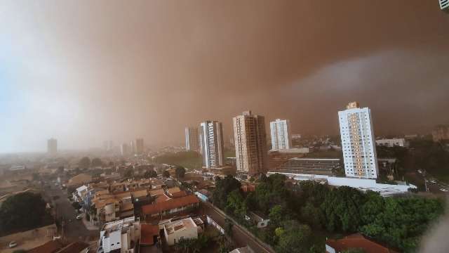Do alto ou nas ruas, imagens da tempestade de areia impressionam na Capital 