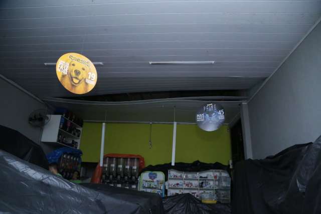 Chuva de 5 minutos destelha pet shop e deixa parte do Estrela Dalva sem energia