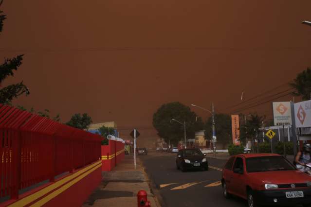 Tempestade de areia encobre a cidade e deixa c&eacute;u vermelho na Capital