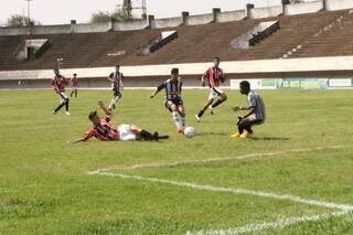 Atacante do Galo tenta driblar goleiro do Taveirópolis em jogo da primeira fase. (Foto: Operário FC/Divulgação)