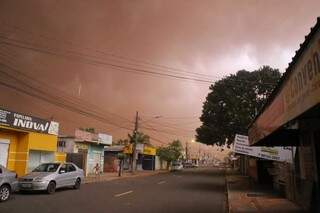 No Bairro Tijuca, em Campo Grande, areia no céu parecia fumaça. (Foto: Paulo Francis)