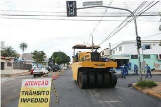 Obra na Rua Bahia, um dos corredores do transporte coletivo da Capital; agora via vai receber novos semáforos. (Foto: Arquivo/Campo Grande News)
