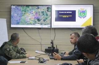 Em gabinete de crise, comandantes acompanham e cronometram simulação. (Foto: Marcos Maluf)