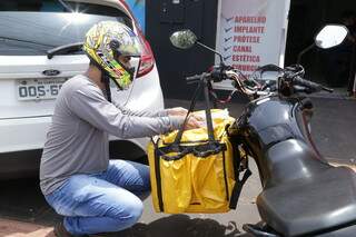 Motoentregador do restaurante Tempero Lima, fazendo entrega no Bairro Coronel Antonino, na Capital. (Foto: Kísie Ainoã)