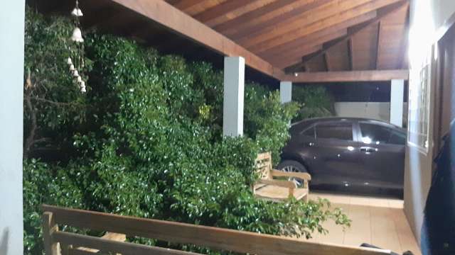 &Aacute;rvores caem e destroem muro, port&atilde;o e dois ve&iacute;culos de fam&iacute;lia na Vila Alba 