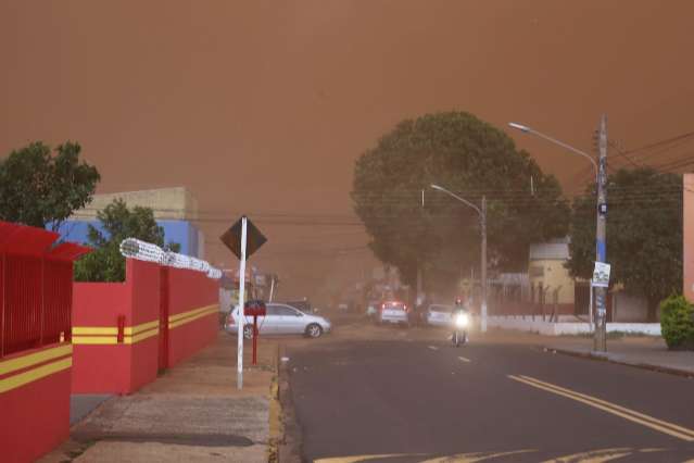 Tempestade de areia chega com ventos de quase 100 km/h, diz meteorologista