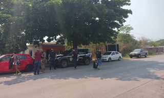 Movimentação de policiais no Bairro Aeroporto, em Corumbá. (Foto: Divulgação/Polícia Civil)