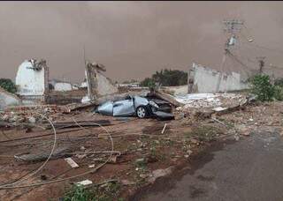 Além da perda total do carro, postes também foram destruídos pelo vento na Vila Jacy.