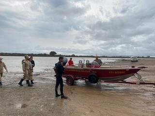 Militares deixando o leito do rio após resgatarem a vítima. (Foto: Corpo de Bombeiros) 