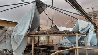 Rajada de vento arranca cobertura de loja em Campo Grande