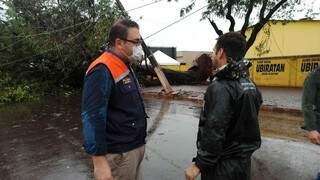 Com colete da Defesa Civil, Alan percorre locais atingidos pelo temporal. (Foto: Sidnei Bronka)