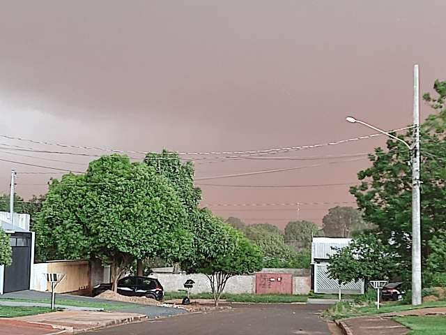 Antes da chuva, tempestade de terra causada por vendaval cobre Dourados