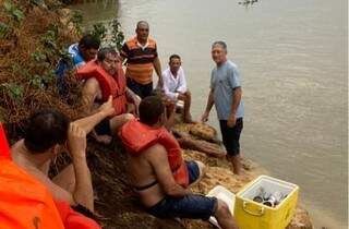Parte do grupo resgatado após o naufrágio. (Foto: Diário Corumbaense)
