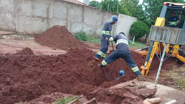 Trabalhador &eacute; socorrido ap&oacute;s ficar preso por terra em buraco